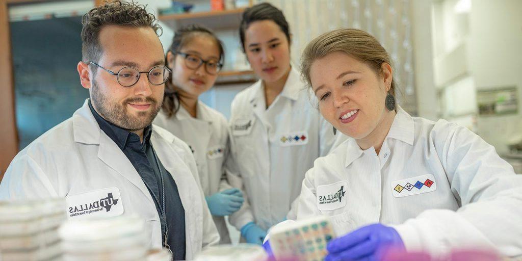 Dr. Nicole De Nisco进行的研究旨在了解绝经后妇女复发性尿路感染的基础. 在她的实验室里，学生们监测细胞培养皿中各种细菌的生长情况.